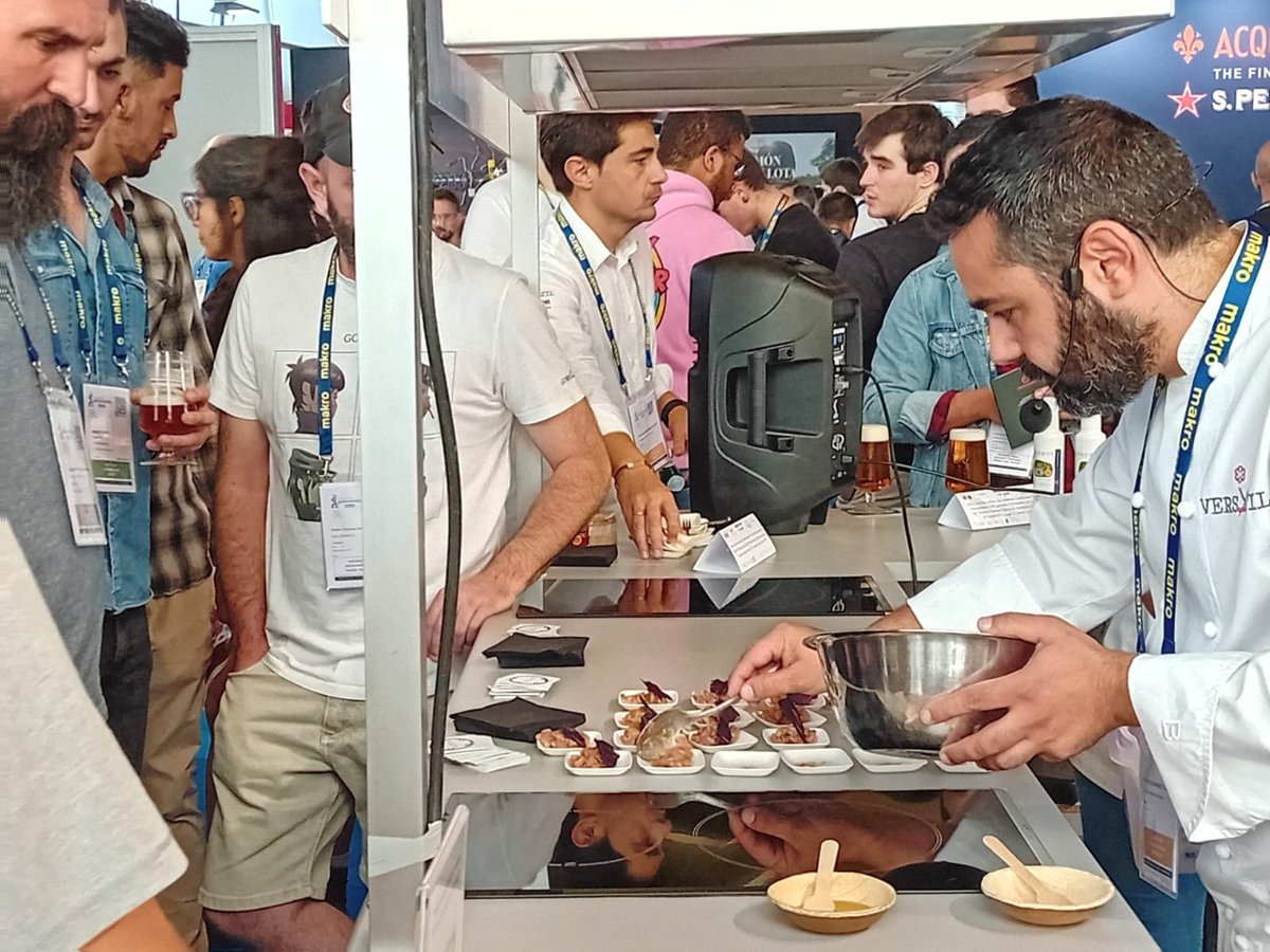 😋Ayer en el stand de @DiputacionCC en @ssgastronomika disfrutamos de un riquísimo Steak tartar de Vaca de #Extremadura IGP con salsa de mostaza y #Miel #VilluercasIbores DOP y @pimenton_vera.

👨‍🍳Una deliciosa elaboración del chef Alejandro Hernández.

#ssg23 #ssg25aniversario