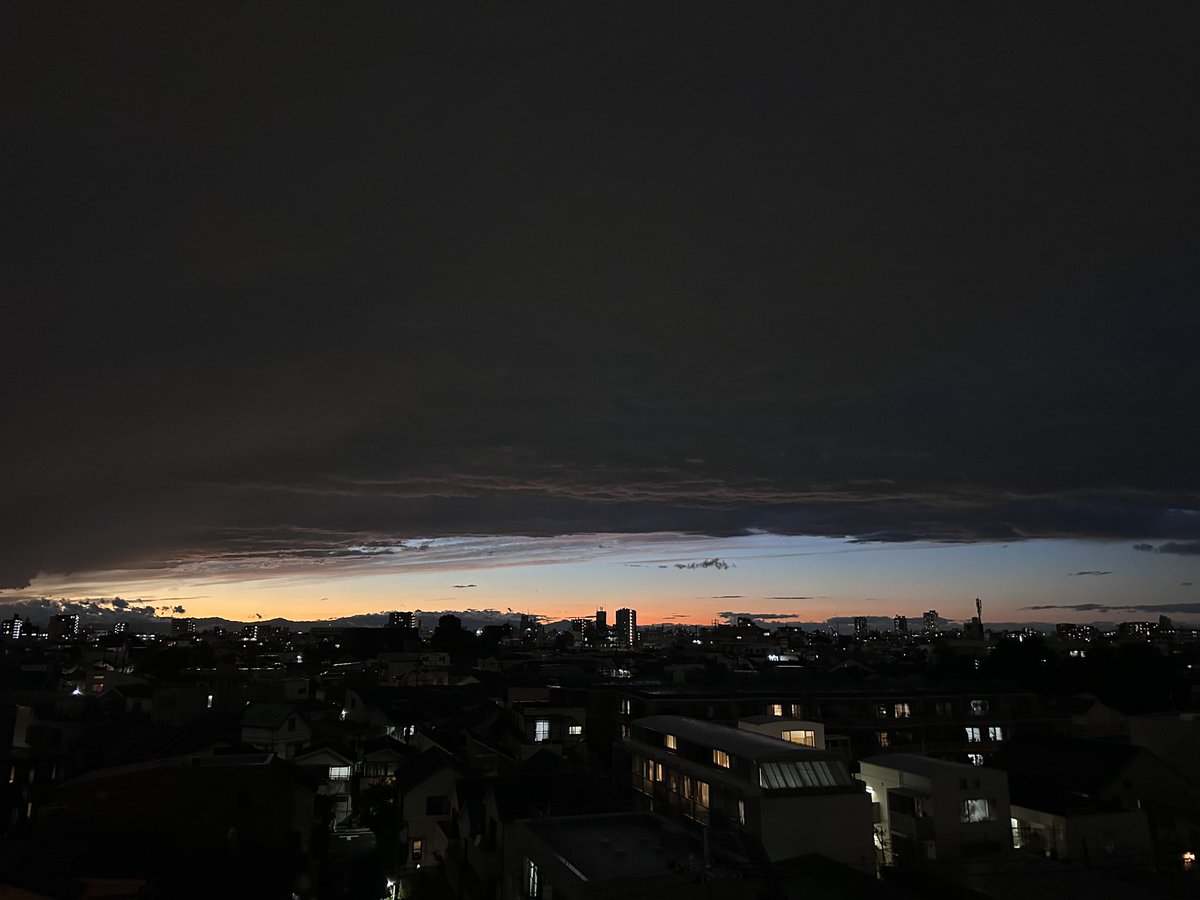 junkocamera's tweet photo. #雨雲の境目 #中野区 https://t.co/AfdfrtbdsG