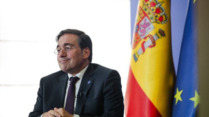 ElGlobal24h's tweet photo. 🇮🇱🇵🇸🇪🇸| #ULTIMAHORA 
El ministro Albares anuncia que iniciará una misión de evacuación para únicamente los españoles que se hayan quedado atrapados en Israel por el cierre de los vuelos comerciales.

#españa #palestina #palestine #psoe #spain #IsraelPalestineWar #BREAKING https://t.co/VfUYiAr3x1