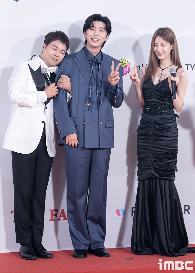 imbcenews's tweet photo. 전현무, 임영웅 '나혼산' 꼭 나와줘 공개약속 #더팩트뮤직어워즈 #THEFACTMUSICAWARDS #TMA #전현무 #소녀시대 #SNSD #서현 #SEOHYUN #임영웅 #LimYoungwoong [iMBC 직찍]

⬇️Click Plz⬇️
https://t.co/ItCIzb7JKZ https://t.co/3eIHj5CmDf