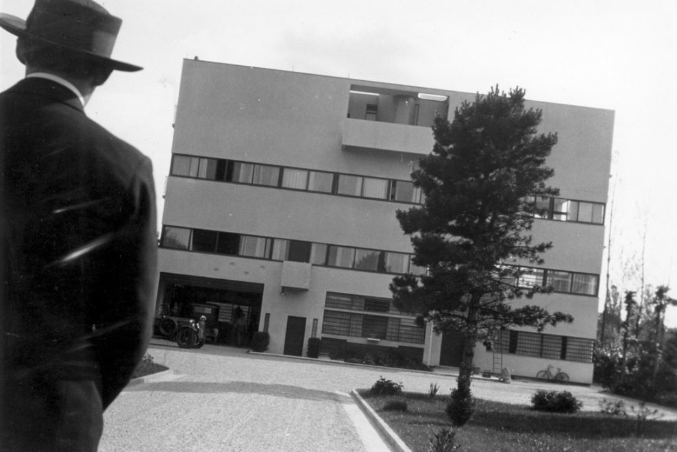 Alvar Aalto and Villa Stein, Photographer Aino Aalto, 1928. architecture-exhibitions.com/alvar-aalto-mu…