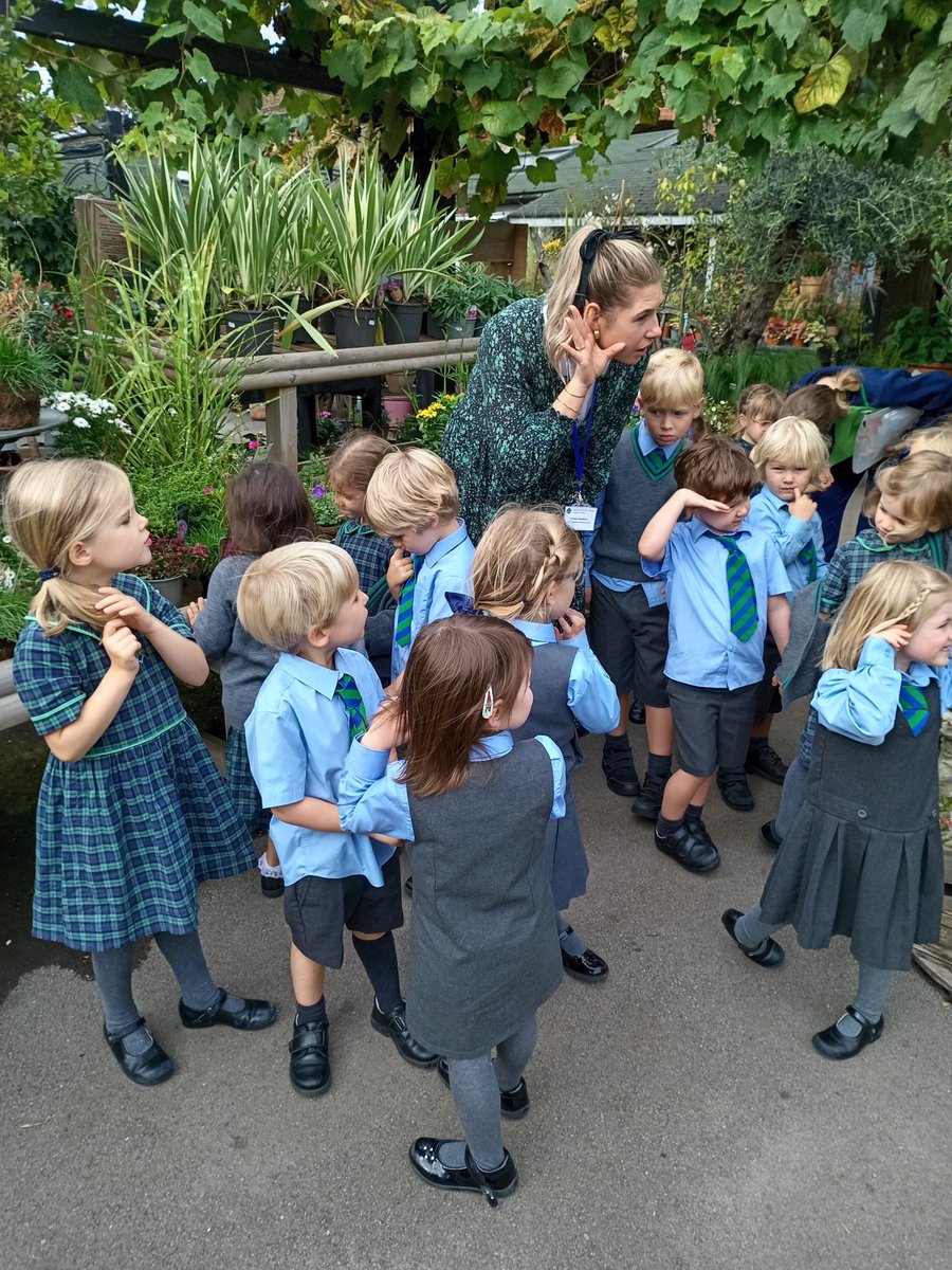 RPPS_Reception's tweet image. What a wonderful park walk, exploring our senses!