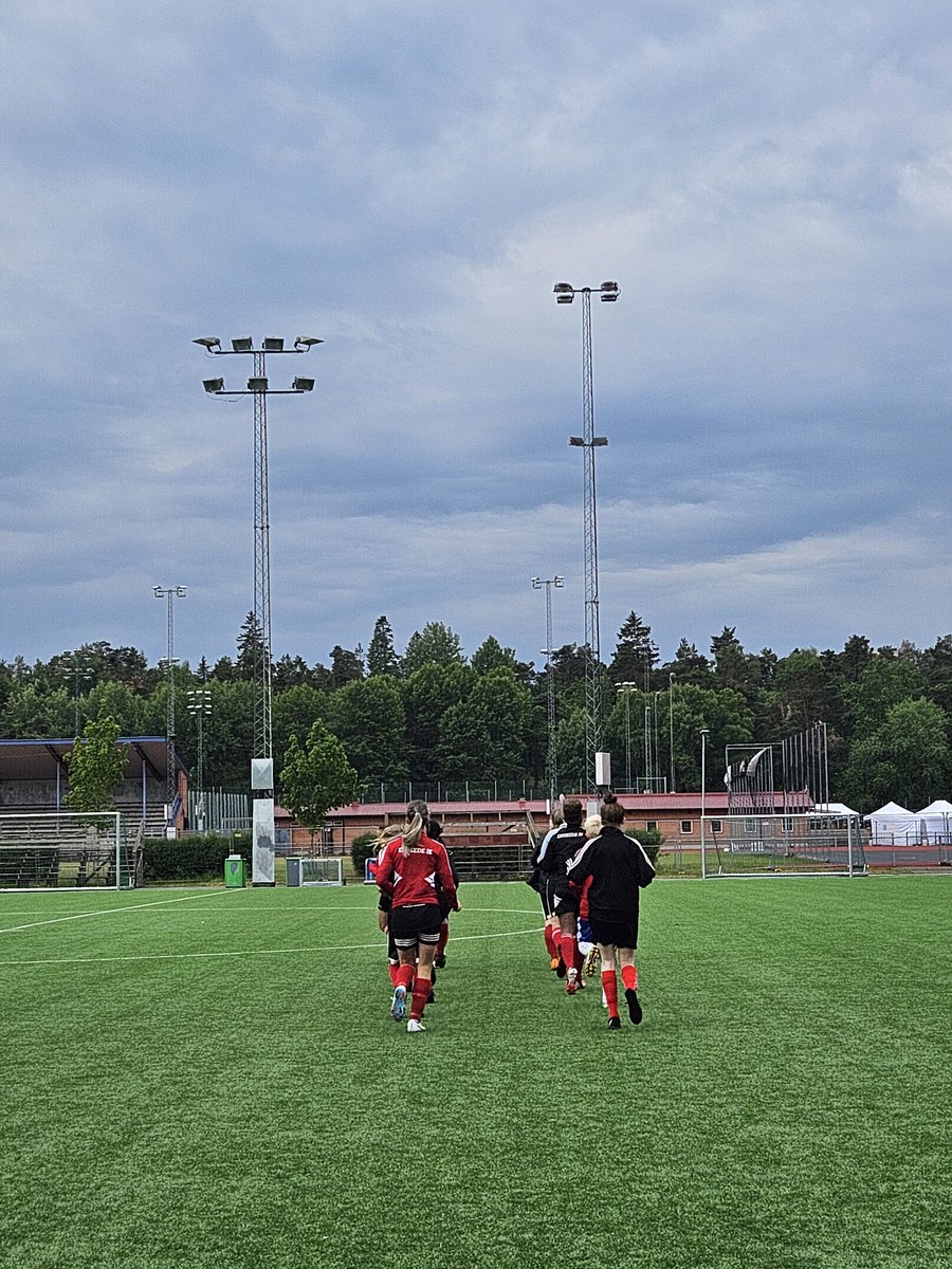 LaGiuly122's tweet photo. Frustration är vad jag känner, jag vill lira boll! Jävla korsband, varför gav du upp.  Rehaben går framåt men det är lång väg tillbaka! 

Vill tillbaka till planen, till tjejerna och till mitt seniorlag EnskedeFF Dam! https://t.co/cJCVtWkvmC
