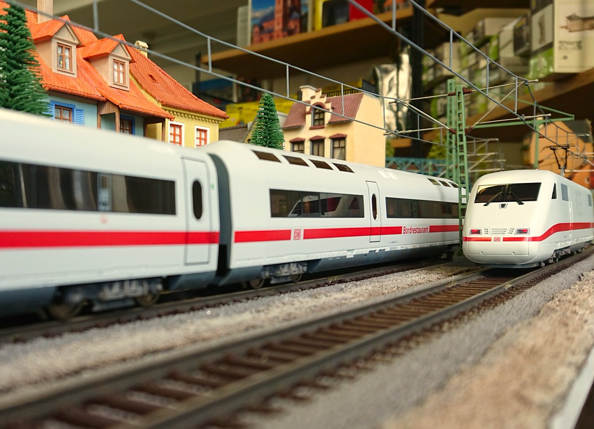 elmertrain1's tweet photo. 製品情報 #HOゲージ
ROCO
ドイツの高速列車ICE
#ICE1 #BR401 シリーズ
モーターをリニューアルでスムーズな走りに!
#DCCSound 基本セットはダブルスピーカー!!
展望良好な #Bordrestaurant 入りの増結セットもあります♪
電動車単行での回送も
#ROCO #dbice
#Elmertrain
#エルマートレイン https://t.co/7U4itKeNyk