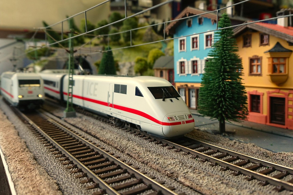 elmertrain1's tweet photo. 製品情報 #HOゲージ
ROCO
ドイツの高速列車ICE
#ICE1 #BR401 シリーズ
モーターをリニューアルでスムーズな走りに!
#DCCSound 基本セットはダブルスピーカー!!
展望良好な #Bordrestaurant 入りの増結セットもあります♪
電動車単行での回送も
#ROCO #dbice
#Elmertrain
#エルマートレイン https://t.co/7U4itKeNyk
