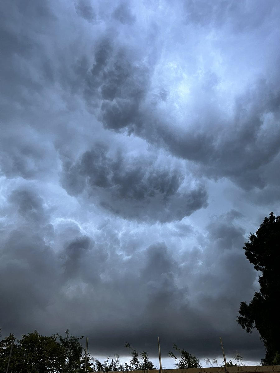 DeepJunkman's tweet photo. 雲がおちてきそうだ😳 https://t.co/bSkrlyXsuq