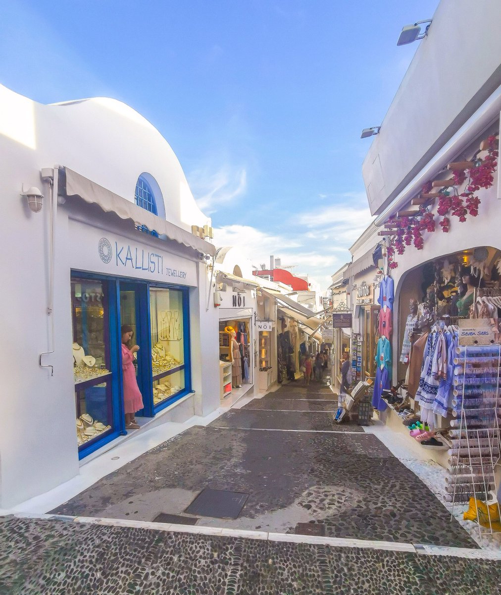 Stephaniedu92's tweet photo. 📍Fira #grece #cyclades 🇬🇷 https://t.co/HtZ00euQUt