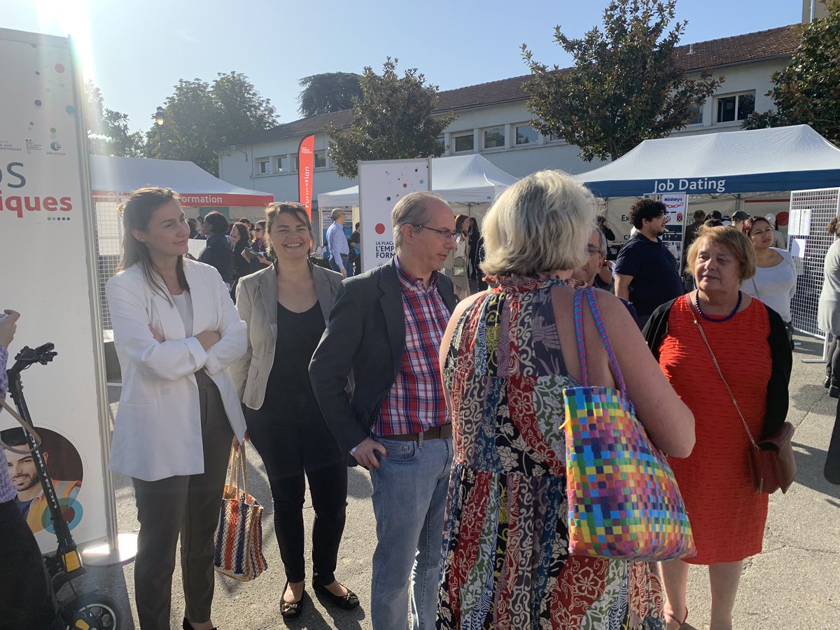 J_Sanfilippo's tweet photo. Les équipes @poleemploi_ara de #Oullins installent « La Place de l’emploi et de la formation » au cœur des quartiers de la Mulatiere📍
En présence de Mme le Maire et de Mme la Déléguée @prefetrhone.
Forte affluence pour cette opération de #AllezVers.
@MarionHenocq @audegoupilleau https://t.co/QgEq81VWc1