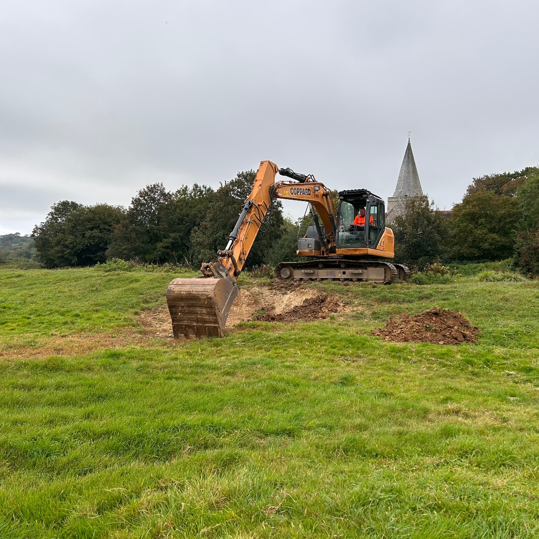 The_WMA's tweet image. Our #P&amp;amp;CWLMB’s Operations Team completed repairs to the flood embankment on the River #Cuckmere between the footbridge, White Bridge &amp;amp; Deans Place Hotel last week.
This is the first phase of work, with further improvements planned in 2024, so WATCH THIS SPACE!