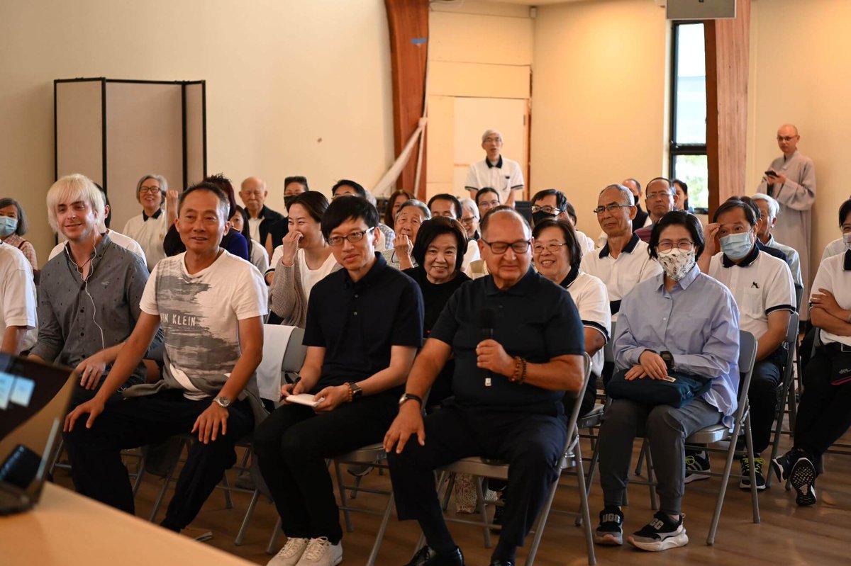 DDM_web's tweet photo. 方丈和尚洛城關懷行　弘講〈安己和眾六字訣〉 
北美時間10月8日上午10點，法鼓山洛杉磯道場150多位老中青三代義工以及信眾，早將大殿坐滿，熱誠地迎接方丈和尚果暉法師專程來為大眾關懷開示。
https://t.co/dzabwuStzT https://t.co/KS52stOdbf