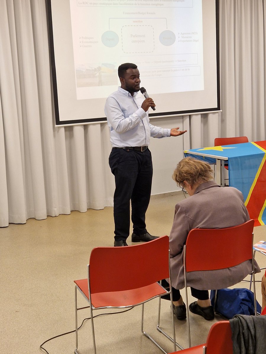 Fortune41104794's tweet photo. Dans le cadre de la semaine internationale de la paix : j'ai eu l'honneur d'exposer sur l'importance de la paix en RDcongo pour une solution à la problématique de climat.  #Conf_internationale à Brugge. @fatshi13 @BunkuluYves @TinaSalama2 https://t.co/e8XR4WuztC