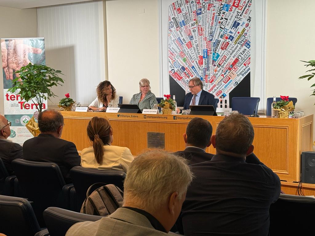 ConsorzioCIC's tweet photo. Nella corsa verso la #transizioneecologica conta molto anche la #qualità dei rifiuti raccolti: per far sì che la filiera possa ottenere i migliori risultati per il #riciclo dei rifiuti a matrice organica, occorre ridurre al minimo le occasioni di contaminazione dei #rifiuti. https://t.co/VkdNjMwAR4
