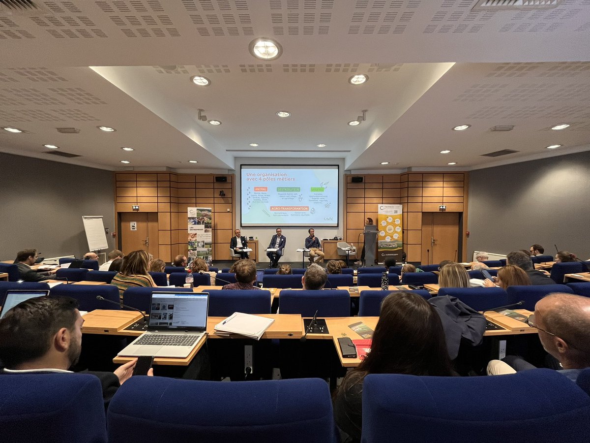 #MatinalesAlimentaires |
Ce matin à la #MaisonduLait, <a href="/lacoopagricole/">La Coopération Agricole</a> organise une matinée sur les #RelationsCommerciales avec 🔎 sur la #RSE. <a href="/L_Brindejonc/">Brindejonc</a> directeur RSE <a href="/CAVAC_/">Cavac</a> présente comment mener ces #transitions : financement, formation…
<a href="/CarrefourFrance/">Carrefour</a> <a href="/transgourmet_fr/">Transgourmet France</a>