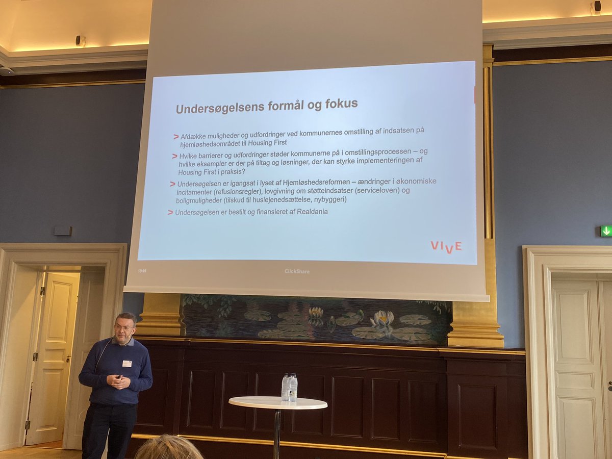 Til @Realdaniadk ‘s årlige seminar om hjemløshed, hvor Lars Benjaminsen præsenterer spritny viden fra @VIVEviden om kommunernes omstilling til Housing First - det viser, at det ikke er nemt, men også hvor mulighederne er