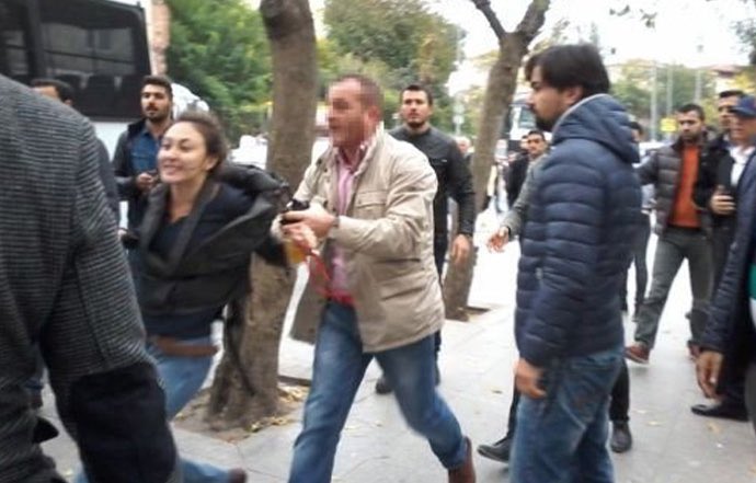 1/4 İstanbul’daki #YÖK protestosunu 6 Kasım 2015’te izlerken “Hiçbir şey eskisi gibi değil artık, size öğreteceğiz” sözleri eşliğinde ters kelepçelenen ve gözaltı için polis otosuna götürülen @bianet_org eski muhabiri Beyza Kural @b__yaz) 8 yıldır hukuk mücadelesi veriyor.