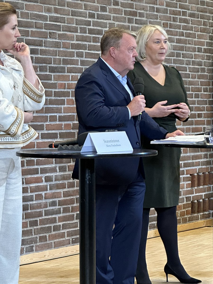 “Folkeskolen er DEN vigtigste samfundsbærende institution vi har.” siger @larsloekke Helt enig. Og husk “I skolen skal vi træde varsomt, thi der bliver mennesker til” #skolepol #dkpol