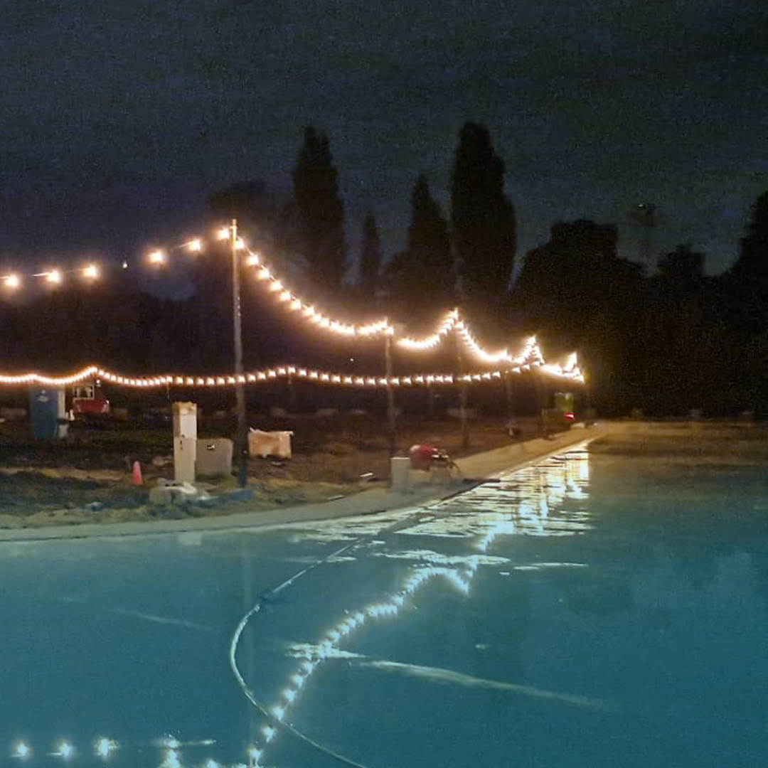 We zijn er nog niet maar het begint erop te lijken! Er wordt kei-kei-keihard gewerkt om er voor te zorgen dat we open kunnen voor publiek op 21 oktober. 

Kom jij de nieuwe buitenbaan testen in de eerste weken? Koop je kaartjes of schrijf je in voor les op jaapeden.nl