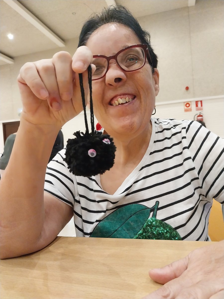 asocigualati's tweet image. ¡Arranca de nuevo, tras el verano, nuestro grupo de Tejedoras!
🧶🧵🪡

#centroatencióndiurna #Logroño #Tejer