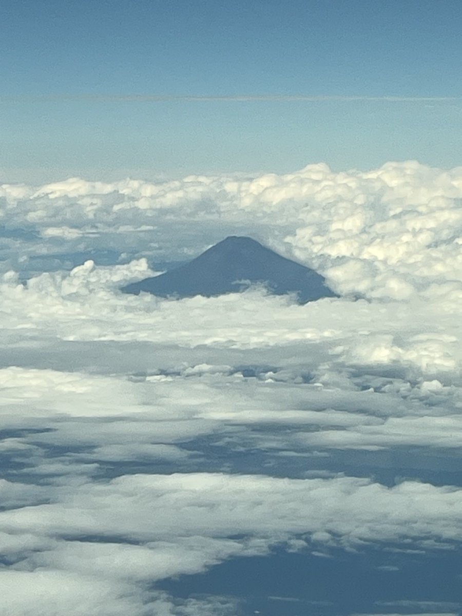 長崎からの飛行機で富士山が。雲の中から山頂がくっきり幻想的でした。 「頭を雲の上に出し」の歌詞が浮かび。やっぱり富士は日本一の山です。