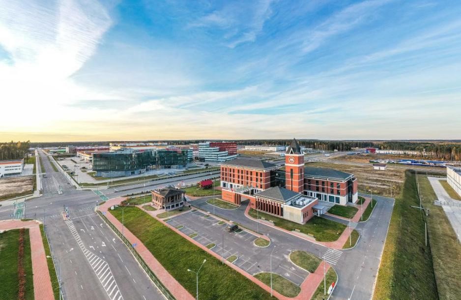 AsiaFactCheck's tweet photo. [Thread] China-Belarus Industrial Park
Situated near Minsk National Airport, spanning 112.5 sq km, China-Belarus Industrial Parkattracts 107 firms from 15 nations, spanning various industries like machinery, AI, and 5G. 

#China #Belarus #CBIP #BRI #BeltandRoad https://t.co/dDvOPBiliT