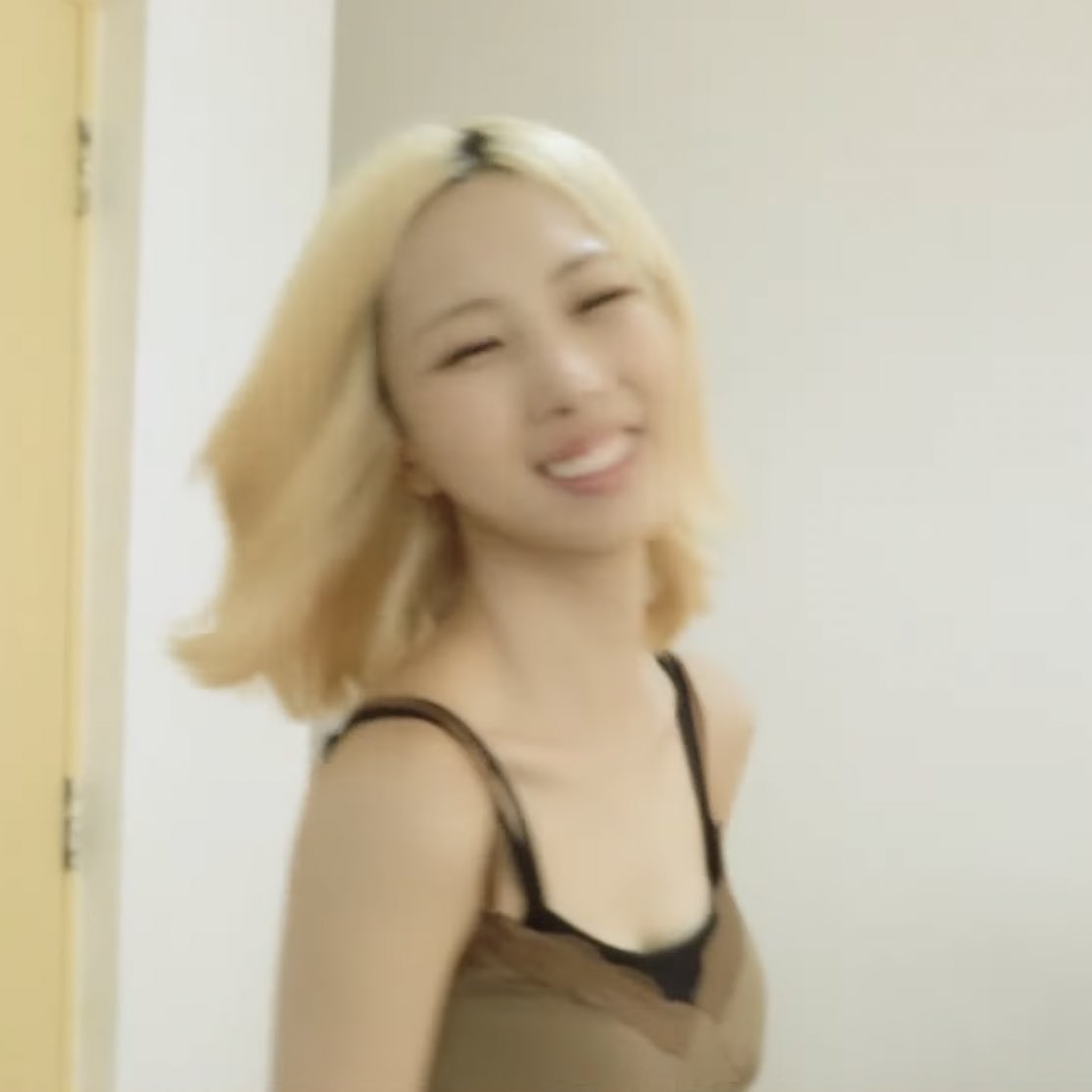 yoohyeon smiling (@yhsmiles) on Twitter photo 