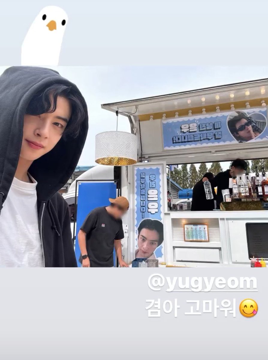 🗣️: #Yugyeom dei #GOT7 invia un camioncino di caffè per #Cha EunWoo degli #ASTRO sul set di #AGoodDaytoBeaDog. In vista della premiere di A Good Day to Be A Day, Cha Eun Woo degli ASTRO riceve un regalo commovente sul set da Yugyeom dei GOT7. Yugyeom aveva affisso degli