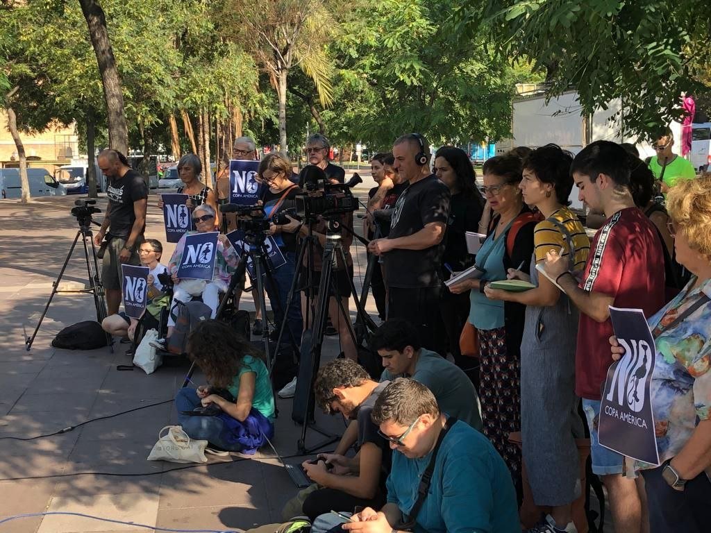 AssBarrisDT's tweet photo. Avui, molts col·lectius i entitats (i molts mitjans) presents a la roda de premsa de presentació de la plataforma @NoCopaAmerica. Molta expectació.
#NoALaCopaAmerica 
#EmergènciaClimàtica
#DecreixementTurístic JA!
#ProuEspeculació #ForaLobbies https://t.co/uy5trtV3a7