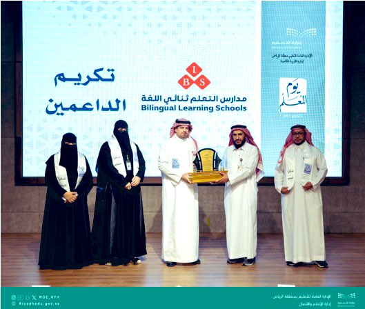 #اليوم_العالمي_للمعلم|
مدير عام #تعليم_الرياض يكرّم عدداً من معلمي ومعلمات التربية الخاصة؛ تقديراً لعطائهم ووفاءً لجهودهم بمناسبة الاحتفاء بيوم المعلم.
#شكراً_معلمي