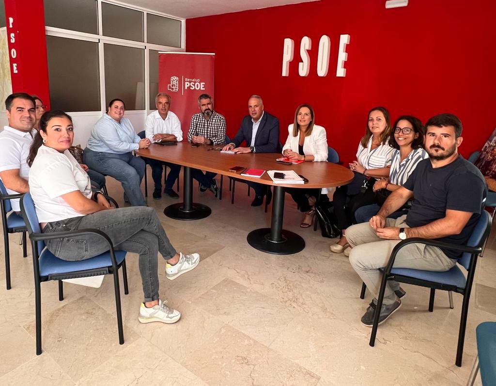 psoecadiz's tweet photo. ❤️/ El PSOE propone al barbateño @JavierRodri90 para liderar un Gobierno de coalición con IU en la Mancomunidad de la Janda.
🗣️@JCRuizBoix se reunió en Benalup con cargos institucionales para abordar la constitución del ente comarcal y otras cuestiones.

👉🏻https://t.co/ktI5qHH0pY https://t.co/MioRJ8ZWYj