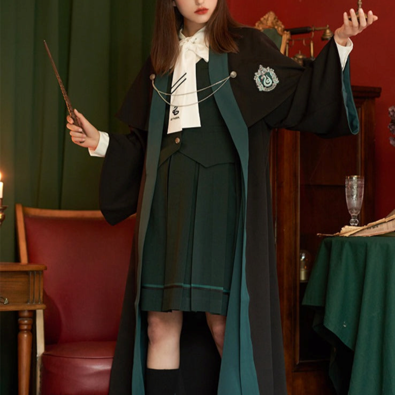 remulia97571's tweet photo. ハリーポッターとKYOUKOが公式コラボしたアイテム。

胸元には4つの寮のモチーフが施され、身に纏った瞬間あなたはもう魔法学校の生徒。

内側には魔法杖を入れるための内ポケットが付いています。

可愛らしさと空想の世界を同時に叶えてくれるファンタジーなアイテムです。