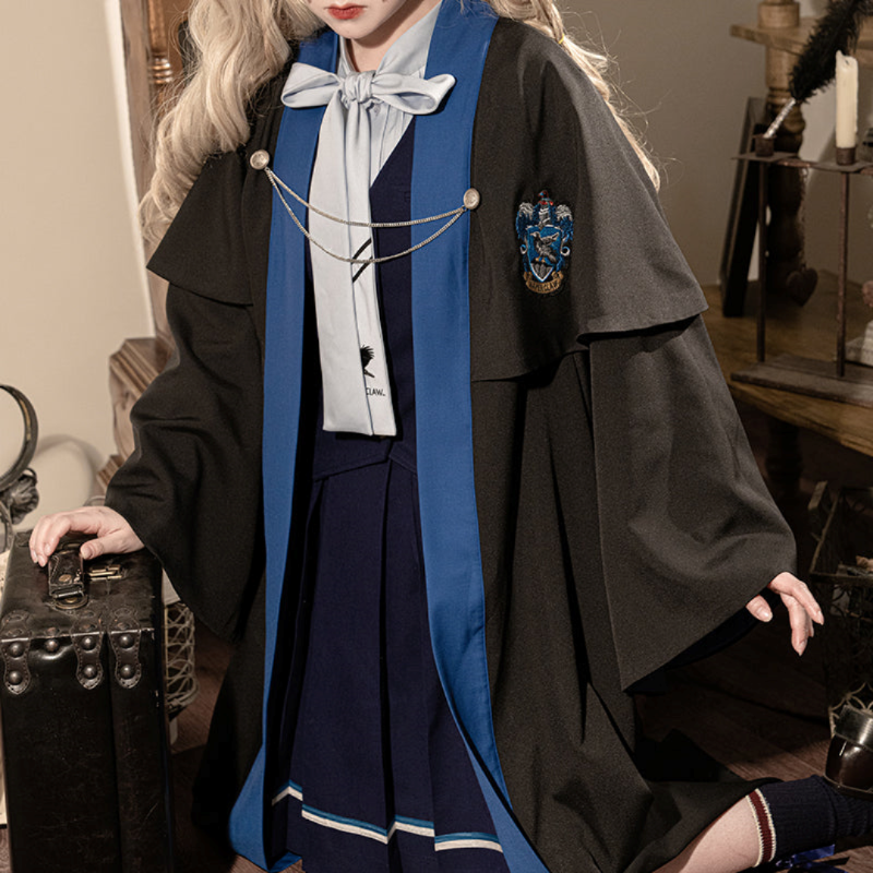remulia97571's tweet photo. ハリーポッターとKYOUKOが公式コラボしたアイテム。

胸元には4つの寮のモチーフが施され、身に纏った瞬間あなたはもう魔法学校の生徒。

内側には魔法杖を入れるための内ポケットが付いています。

可愛らしさと空想の世界を同時に叶えてくれるファンタジーなアイテムです。