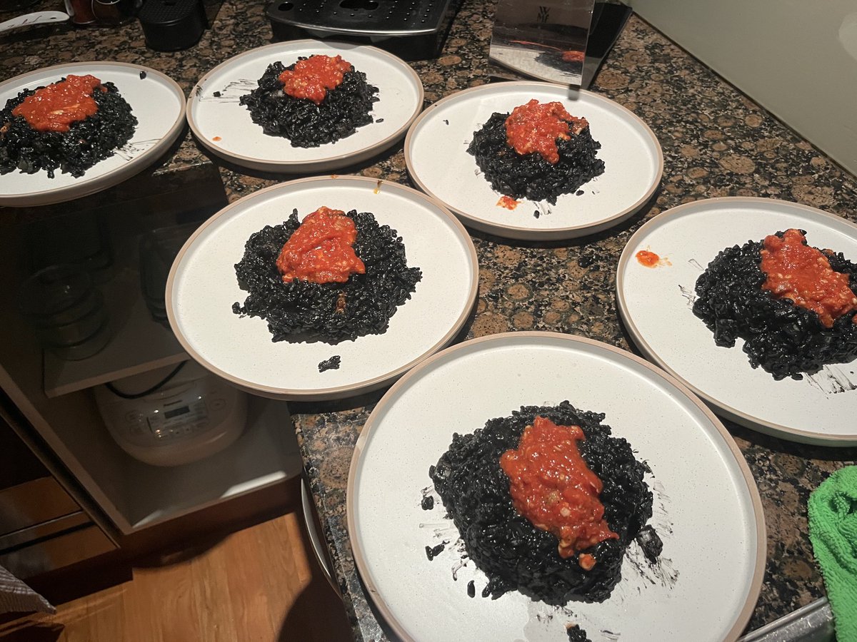 Writing up a bunch of Hunga papers and all I see are calderas everywhere - these erupting ones inspired by the volcano risotto of my Milanese wife…