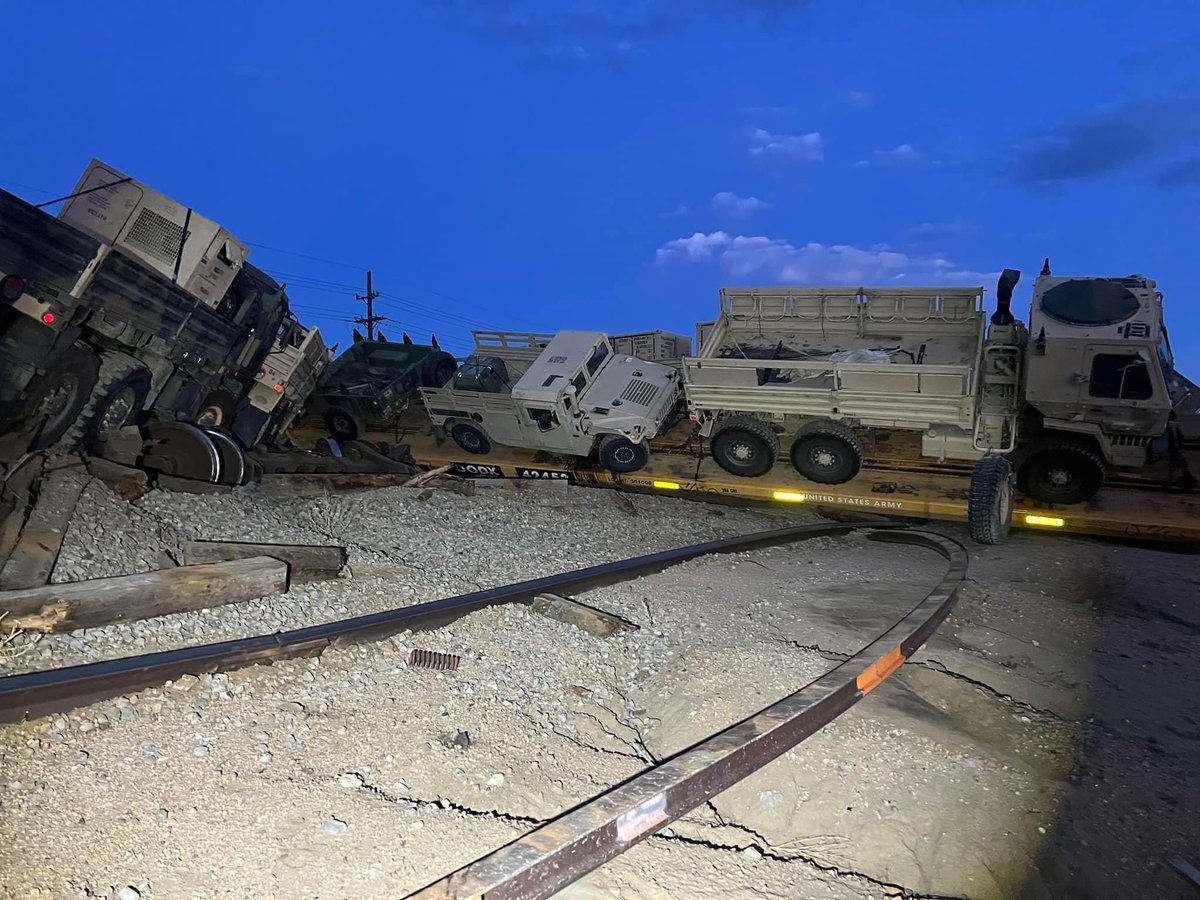 Oops!
Trail hauling military vehicles derailed in Colorado Springs. 

East Las Vegas Street is back open now but they are still trying to figure out how this happened. 

kktv.com/2023/10/10/8-t…

📸 via CSFD