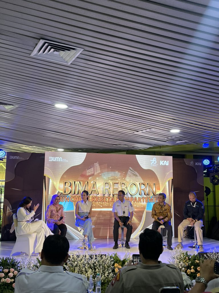 DeckyNovianoor's tweet photo. Hari yang dinanti tiba! Yang viral — Hari ini Launching Kereta Suite Class Kompartemen ‘BIMA Reborn’ 🙌🏻✨💺🚊 

#SuitesClassCompartmentKAI
#KABima #AyoNaikKereta #KAI121 https://t.co/3R66mWCyTD