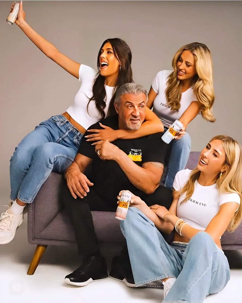 bbkigalifm's tweet photo. #BB2to6

Sylvester Stallone "Rambo" n'abakobwa be batatu:Scarlet Rose Stallone, Sistine Stallone na Sophia Rose Stallone

#BeWireisReal https://t.co/Fv8AFtuaQd