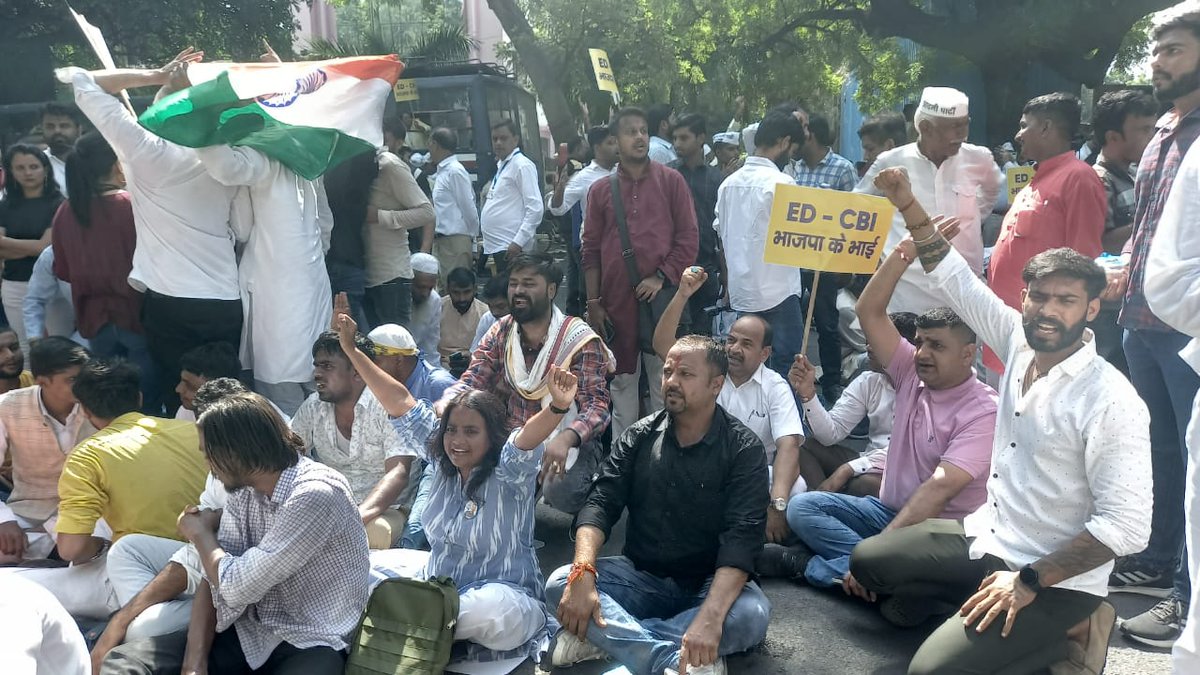 mukulgautamAAP's tweet photo. एक-एक लहू की बूंद से इन्कलाब लिखेंगे
ऐ तानाशाह! तेरे हर जुल्म का हिसाब लिखेंगे

#संजय_सिंह_शेर_है 

@AAPUttarPradesh @ankitpariha_r @PankajAwanaAAP @dhir1508 https://t.co/VXSMcPTQQY