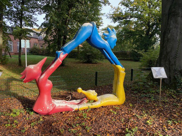 “Die drei Kreativen” von  #Jacques_Tilly. Kunst und Kultur,so Tilly,  überwinden gemeinsam Grenzen und Mauern von Menschen unterschiedlicher Herkunft und Entwicklung.Eine schöne Phantasie angesichts der Weltlage,fast ein wenig naiv.#Ukraine #Israel