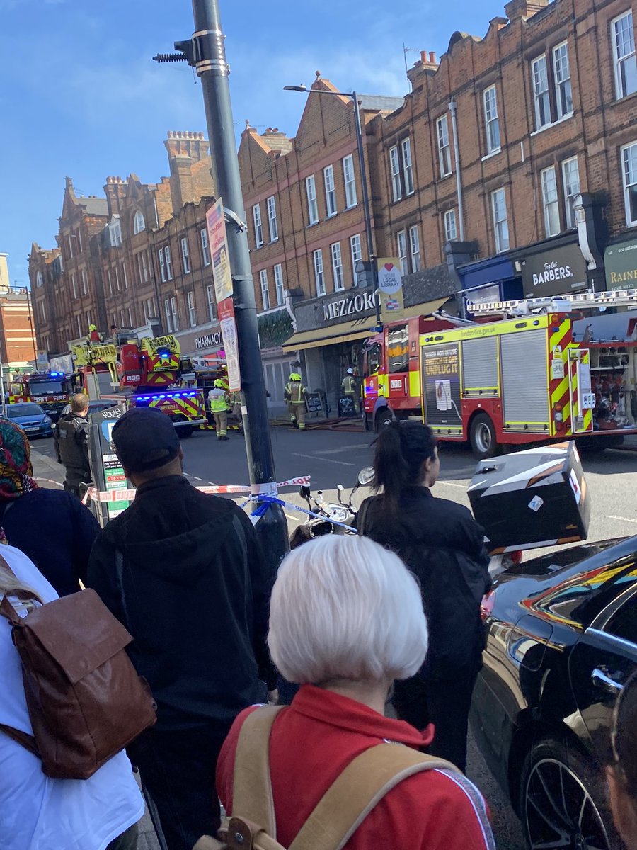 lukescandyfloss's tweet photo. Big gas explosion in #willesdengreen https://t.co/ROc9ITw33Z