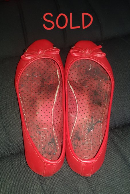 Do u like my worn and smelly flats ? #flatshoes #wornshoes https://t.co/I8u9QqLJB0<a href="/tag/flatshoes"class="tags">#flatshoes</a><a href="/tag/wornshoes"class="tags"><span>#wornshoes</span></a>