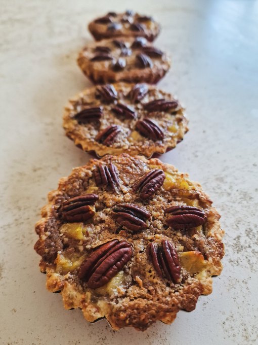 Un copain m'a d&eacute;pos&eacute; des pommes, z&eacute; parti pour une tarte pommes/vanille et p&eacute;can 🤤 sans oublier quelques