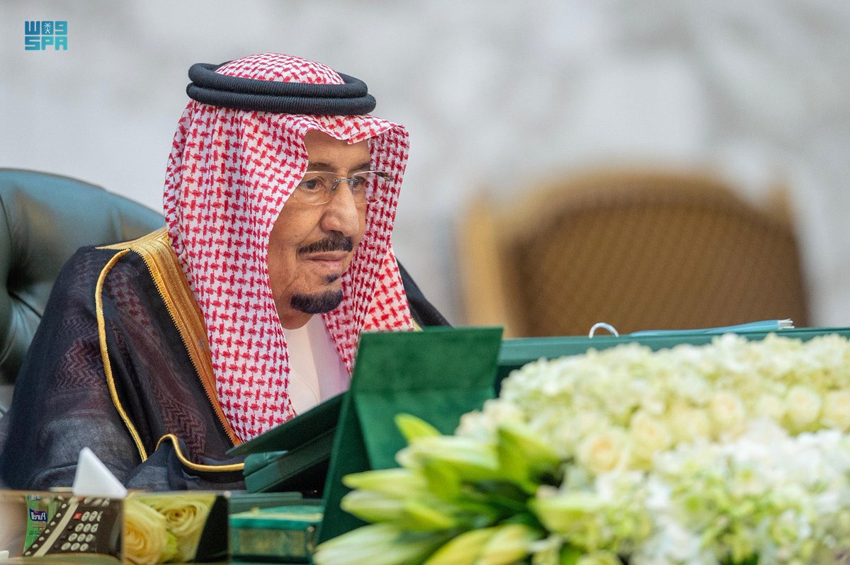 عاجل 

خادم الحرمين الشريفين 

يرأس جلسة  #مجلس_الوزراء.