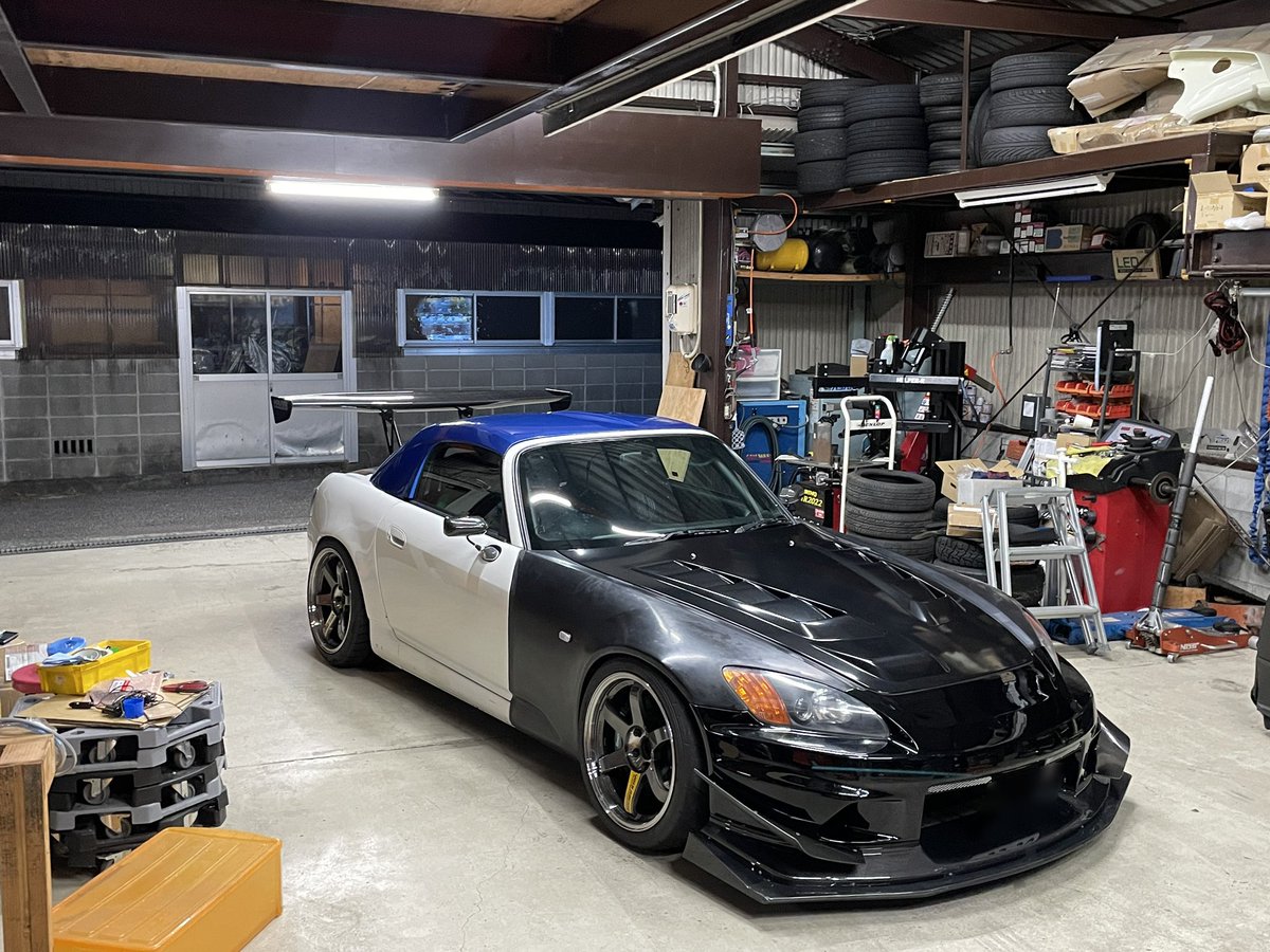 WellaAutoRepair's tweet photo. スタッフのゆかです👩🏼

先日常連様のタコマの名義変更をさせていただきました💨

左ハンドル大丈夫かなあと思いましたが自分が思っていたよりもすごく普通に快適に運転させて頂ける車でした🙏🏻

元々ミニトラック系は無知だったのですが、色々携わらせて頂いているうちに実は最近かなりタコマのかっこよさにも気づかされております🥰

そして次の日に常連様の整備でお預かりしてたNCロードスターとタコマそれぞれ納車させていただきました🫡

いつもありがとうございます🙇🏼‍♀️

そして全塗装とリメイクでめちゃくちゃかっこいいS2000をお預かり致しました🫡
お客様、当店、鈑金屋さんと三人四脚でカッコいいS2にできたらと思ってます😆

完成が楽しみ過ぎる1台です🤤

そして当店��二年前に納車させていただいたカスタムミラジーノの車検に行ってまいりました！！

こちらは先日車内清掃も担当させて頂きましたが、ちょっと置いてる物ですら可愛くて系統も合っててセンスしかないなと思いながら掃除させて頂きました💭💭

お預かりさせて頂いているお車を納車まで大切にしっかりサポートさせて頂きます🙇🏼‍♀️

#wellaautorepair #ウエラオートリペア #tacoma #toyotatacoma #toyota #1stgentacoma #トヨタタコマ #タコマ #s2000 #hondas2000 #s2k #tracks2k #te37 #advan #advana052 #ミラジーノ #miragino #daihatsumiragino #l700s #岡山市 #岡山市北区 #自動車整備 #自動車販売 #岡山市自動車整備 #岡山市自動車販売  #癖のある車屋 #癖のある店主 #癖のある店員 #アダルトバラエティショップ #浅く深く狭く広く痒い所に手が届いてより痒くなる車屋