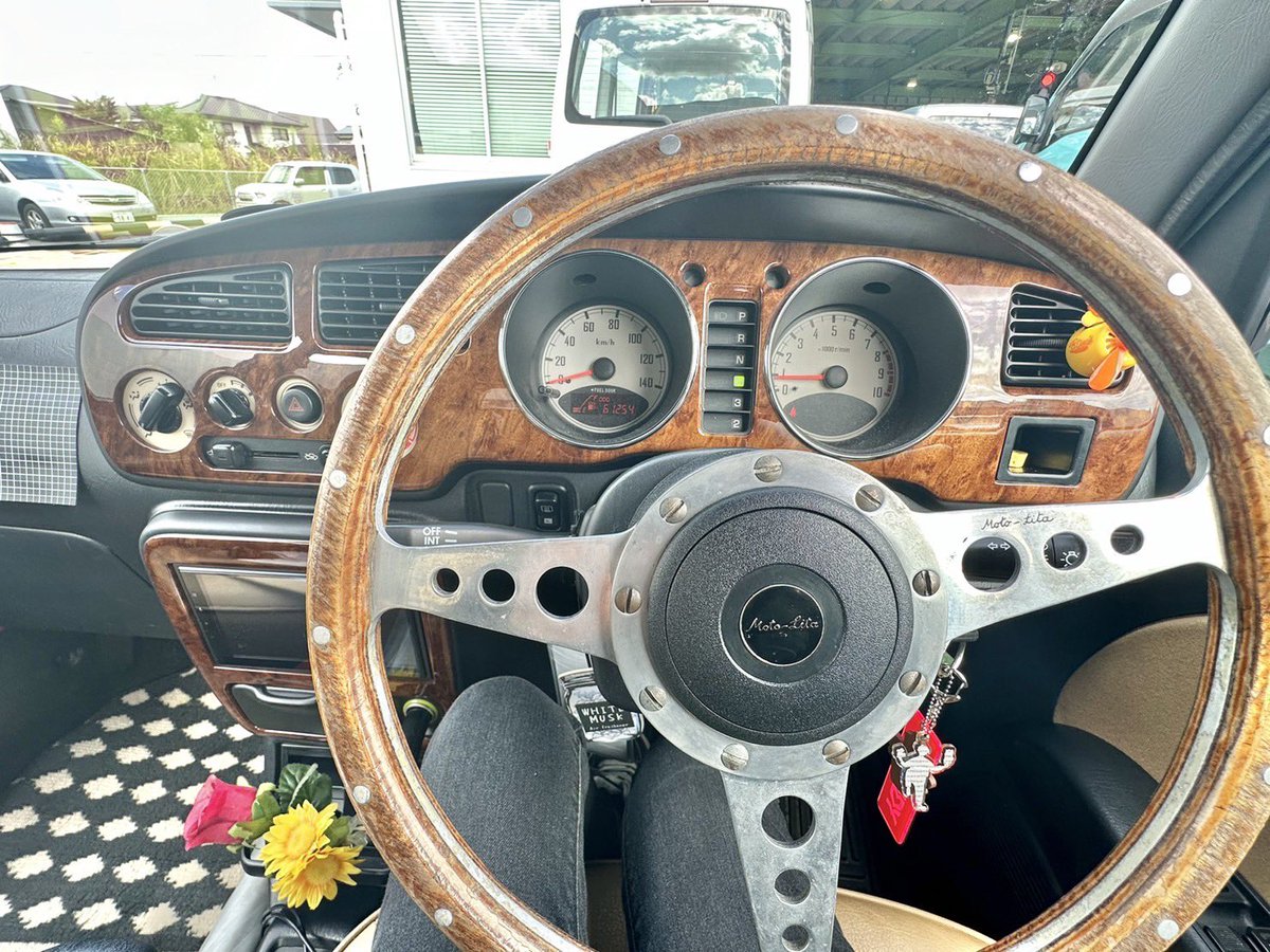 WellaAutoRepair's tweet photo. スタッフのゆかです👩🏼

先日常連様のタコマの名義変更をさせていただきました💨

左ハンドル大丈夫かなあと思いましたが自分が思っていたよりもすごく普通に快適に運転させて頂ける車でした🙏🏻

元々ミニトラック系は無知だったのですが、色々携わらせて頂いているうちに実は最近かなりタコマのかっこよさにも気づかされております🥰

そして次の日に常連様の整備でお預かりしてたNCロードスターとタコマそれぞれ納車させていただきました🫡

いつもありがとうございます🙇🏼‍♀️

そして全塗装とリメイクでめちゃくちゃかっこいいS2000をお預かり致しました🫡
お客様、当店、鈑金屋さんと三人四脚でカッコいいS2にできたらと思ってます😆

完成が楽しみ過ぎる1台です🤤

そして当店��二年前に納車させていただいたカスタムミラジーノの車検に行ってまいりました！！

こちらは先日車内清掃も担当させて頂きましたが、ちょっと置いてる物ですら可愛くて系統も合っててセンスしかないなと思いながら掃除させて頂きました💭💭

お預かりさせて頂いているお車を納車まで大切にしっかりサポートさせて頂きます🙇🏼‍♀️

#wellaautorepair #ウエラオートリペア #tacoma #toyotatacoma #toyota #1stgentacoma #トヨタタコマ #タコマ #s2000 #hondas2000 #s2k #tracks2k #te37 #advan #advana052 #ミラジーノ #miragino #daihatsumiragino #l700s #岡山市 #岡山市北区 #自動車整備 #自動車販売 #岡山市自動車整備 #岡山市自動車販売  #癖のある車屋 #癖のある店主 #癖のある店員 #アダルトバラエティショップ #浅く深く狭く広く痒い所に手が届いてより痒くなる車屋