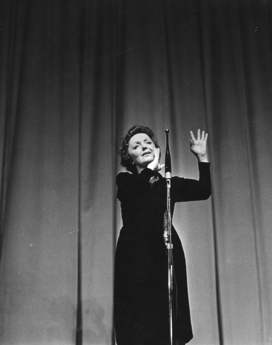 V_and_A's tweet image. Édith Piaf, #DOTD 10 October 1963 🎙️

One of France's most popular singers, Piaf remains a part of modern French national identity. Her voice described by Jean Cocteau as 'like black velvet'. 

🧵Piaf's black dress was chic and understated - accompanying her magnificent voice.