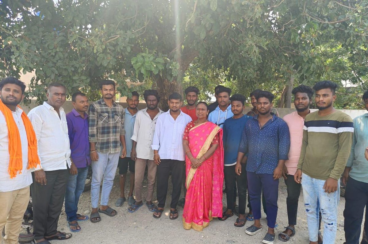 Vamc4bjp's tweet photo. పల్లె పల్లెకి బిజెపి- గడప గడప కి శోభక్క కార్యక్రమంలో భాగంగా చొప్పదండి నియోజకవర్గం మల్యాల మండలం రాంపూర్ గ్రామ యువత తో కలిసి ప్రచారంలో పాల్గొన్న చొప్పదండి మాజీ ఎమ్మెల్యే, బిజెపి జాతీయ కౌన్సిల్ సభ్యులు శ్రీమతి బొడిగె శోభక్క గాలన్న గారు
#BJPTS #BJP4Choppadandi #Shobhakka4Choppadandi https://t.co/Yspo7FUq5t