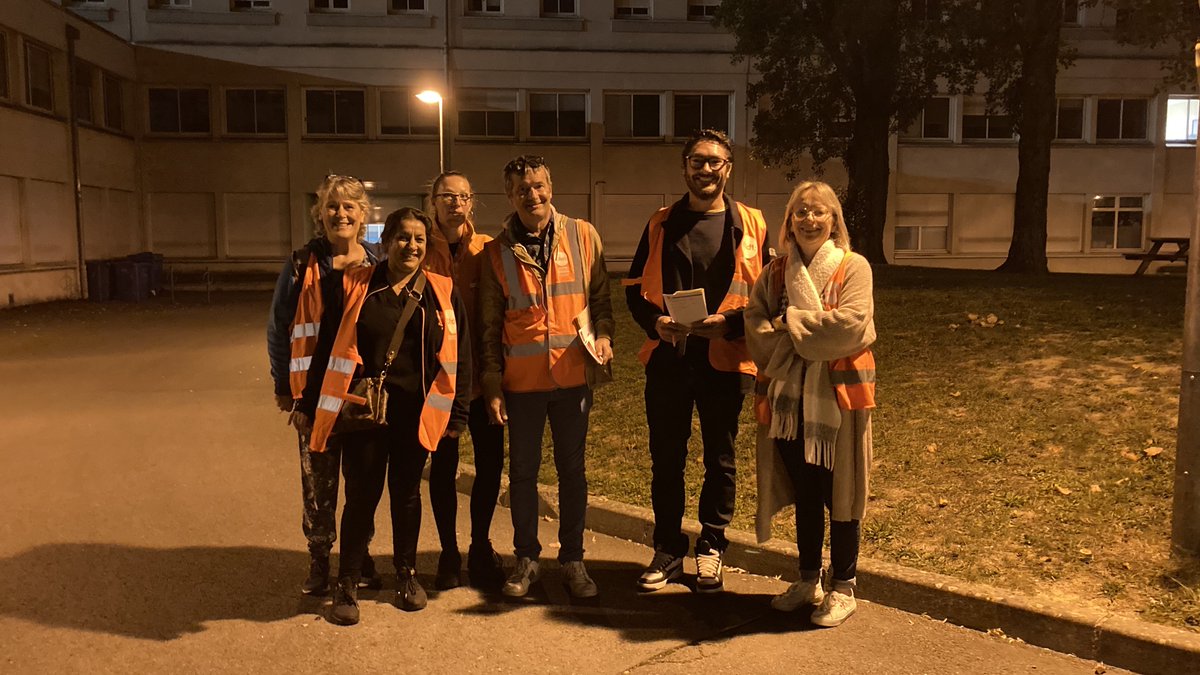 CfdtBretagne's tweet photo. Lancement de la tournée régionale de sensibilisation des salariés de la #propreté ! Ce matin, les représentants @CFDT des syndicats bretons des services ont rencontré les agents d'entretien de l'hôpital Pontchaillou à #Rennes 🏥 @CFDTservices https://t.co/wsHdGVLOeJ