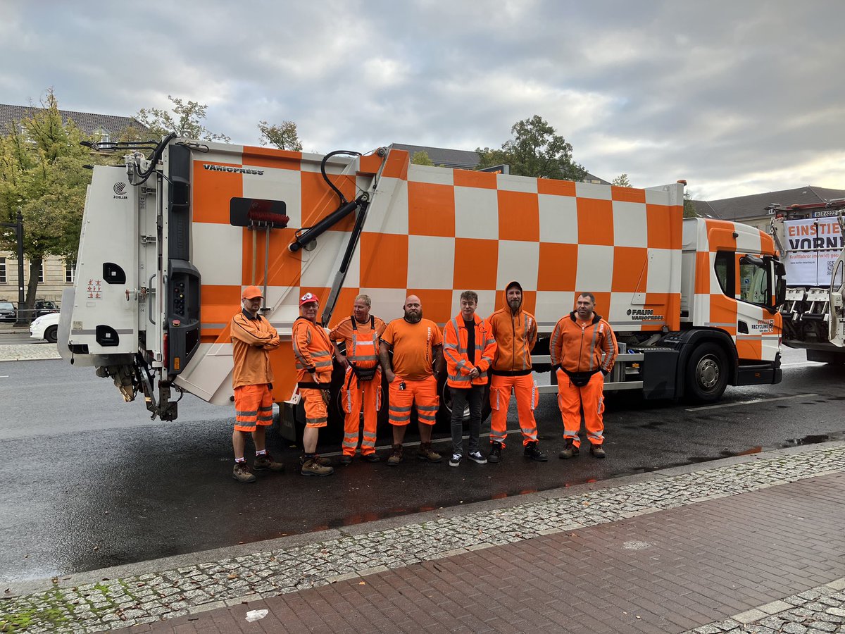 VKUonline's tweet photo. Über 50 Müllfahrzeuge ziehen durch Berlin - #MüllKorso
Wieso? #KeinenAkkuInDieTonne - Brände verhindern🔥
#VKU #BSVE @bde_presse https://t.co/MoGTL6pRrH