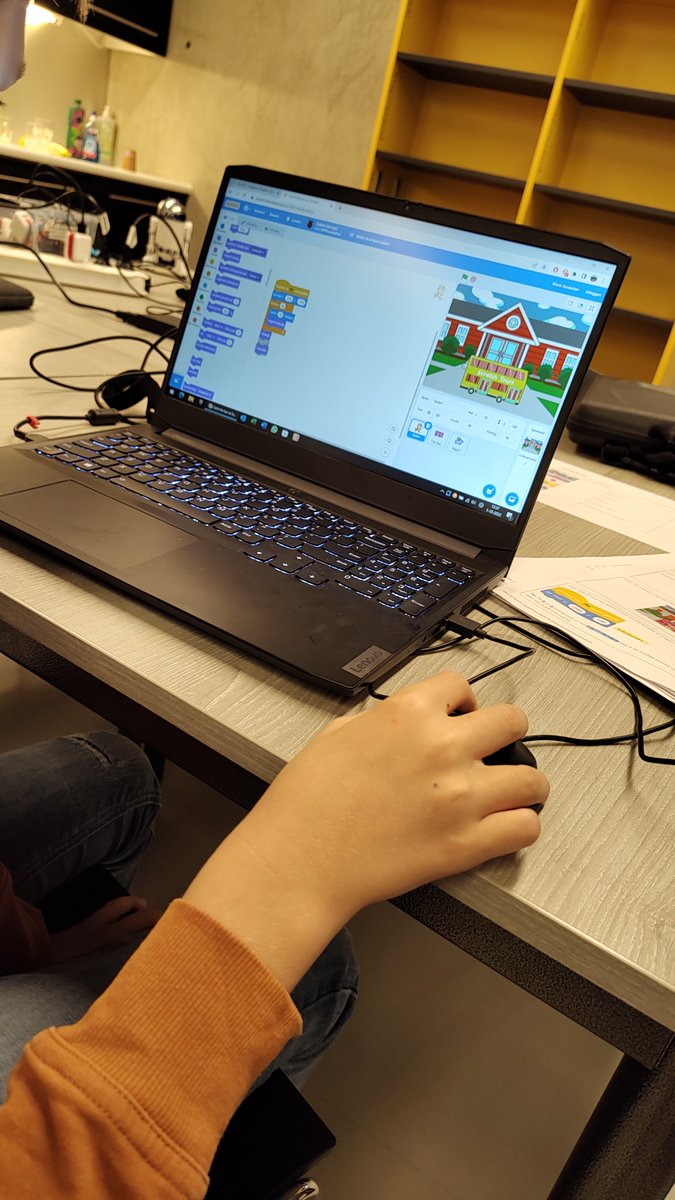 Voor onze dojo's in Limmen en Akersloot zijn we op zoek naar vrijwilligers die onze ninja's willen helpen met programmeertaal Scratch. Deze dojo's vinden eens per maand plaats op dinsdagen.
Meer weten? Kijk op coderdojo-kennemerwaard.nl of mail info@coderdojo-kennemerwaard.nl
#help