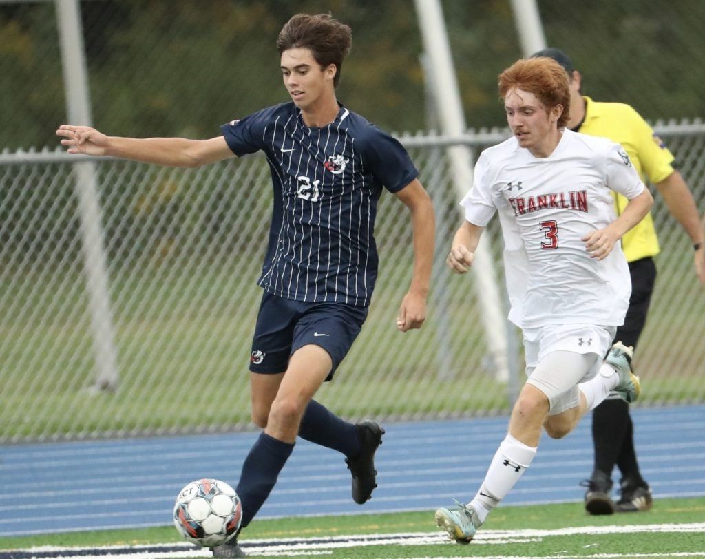 yourdailylocal's tweet photo. OIL CITY, Pa. – Finn Ordiway scored a pair of goals as Warren earned a 4-1 win over Oil City.  https://t.co/MiJobRZ9yC https://t.co/RWB5zFGAjS