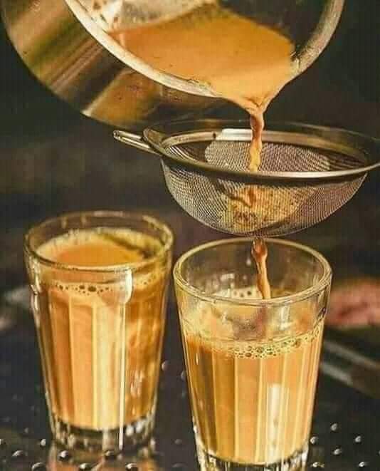 म हुन्छु हुरुक्कै चिया भनेपछि
जे भनेनी खुरुक्कै चिया भनेपछि 

न गर्मीले झेल्छ न निद्राले पेल्छ  
चारै बजे जुरुक्कै चिया भनेपछि

उठ् भने उठ् हुन्छु  बस् भने बस्
फुर्किन्छु फुरुक्कै चिया भनेपछि

तनमा फुर्ती आउँछ जाँगर बढाउँछ 
उफ्रिन्छु बुरुक्कै चिया भनेपछि

पेटै रित्तो होस् बरु